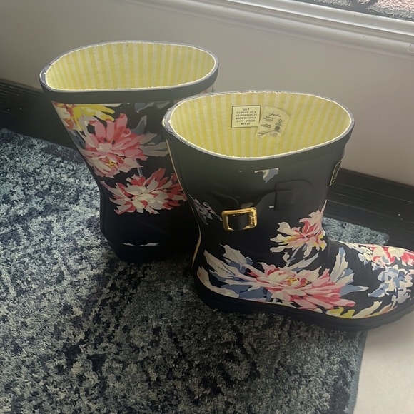 New joules rain boots. Only worn one time. - Picture 2 of 3